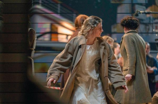 Bild 1 von 4: Jeder für sich allein ? als sich um 1.12 Uhr immer noch mehr als 2.000 Menschen an Bord der \