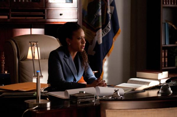Bild 1 von 2: Um Schaden von seinem Mandanten abzuwenden, sucht Harvey das Gespräch mit Becky (Tracie Thoms) vom Justizministerium, um einen diskreten Deal auszuhandeln.