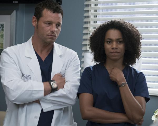 Bild 1 von 19: Alex (Justin Chambers, l.) erkennt, dass Jo noch immer unter dem Einfluss ihres Ehemanns auf ihr Leben leidet, während Maggie (Kelly McCreary, r.) und Jackson in eine unerwünschte Familienkonstellation gedrängt werden ...