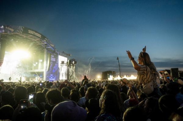 Bild 1 von 1: Die Crowd feiert den Auftritt von Rise Against beim Southside Festival 2025 in Neuhausen ob Eck.