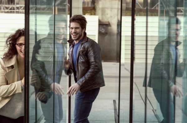 Bild 1 von 5: Claire (Juliette Binoche) wünscht sich ein anderes Ende ihrer Geschichte mit Alex (François Civil).