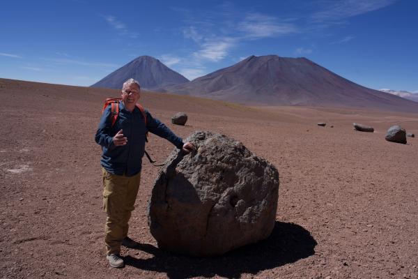 Bild 1 von 5: Das Chajnantor Plateau ragt über 5000 Meter in die Höhe. Es ist der Ort, an dem die stärkste Sonneneinstrahlung auf der Erde gemessen wurde. Bei dem Chajnantor Plateau liegt es vor allem an der extremen Höhe und der dadurch viel dünneren Atmosphäre. Die trockene Luft ist frei von Staub und Wolken. Dadurch kann das Sonnenlicht ungehindert bis zur Erdoberfläche strahlen.