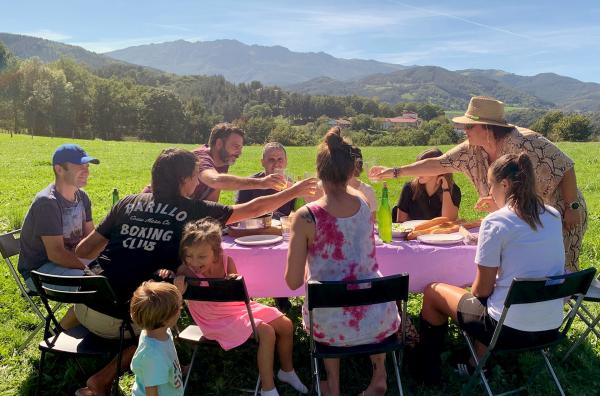 Bild 1 von 6: Traditionelles Essen mit Freunden auf einem baskischen Bauernhof