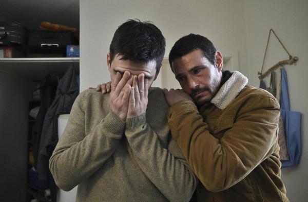 Bild 1 von 16: Im Bild: Luis (Henry Morales, li) ist fassungslos über den Tod seines Bruders, sein Mitbewohner Gabriel (Alberto Wolf, re) versucht, ihn zu trösten.
