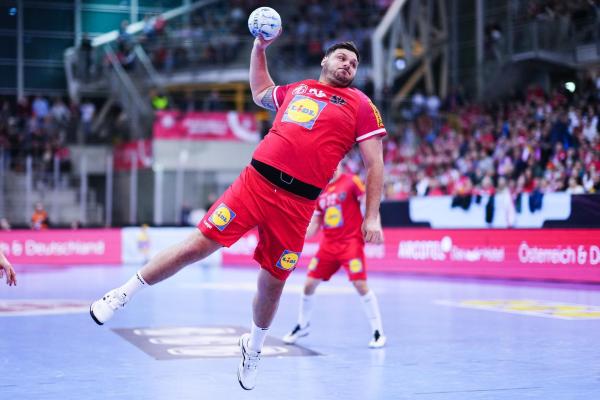 Bild 1 von 1: Tobias Wagner setzt zum Wurf an beim Handball Europameisterschafts Qualifikation Spiel Österreich - Deutschland in Wien.