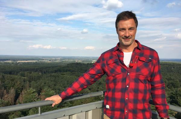 Bild 1 von 1: Vom 32 Meter hohen Aussichtsturm im Naturschutzgebiet Haard hat Moderator Marco Schreyl eine gute Aussicht.