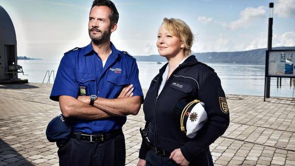 Bild 1 von 11: Im Bild: Martin Rapold (Hauptmann Aubry), Floriane Daniel (Nele Fehrenbach).