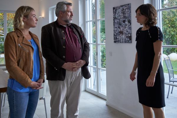 Bild 1 von 6: Im Rahmen der aktuellen Ermittlungen befragen die Kommissare Winter (Vanessa Eckart, l.) und Stadler (Dieter Fischer, M.) auch Antonia von Basewitz (Sarah-Rebecca Gerstner, r.), die Ehefrau des Opfers.