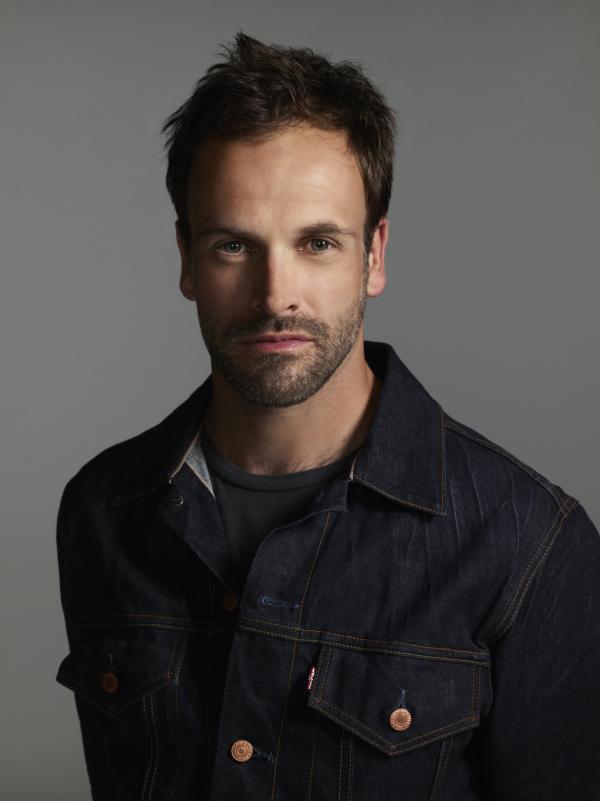 Bild 1 von 20: (1. Staffel) - Der exzentrische Engländer Sherlock Holmes (Jonny Lee Miller), hat das Scotland Yard als Consultant unterstützt. Als seine Drogenprobleme überhandnahmen, kam er nach New York City zu einer Entzugskur. Mittlerweile lebt er in Brooklyn und arbeitet als Berater für das NYPD ...