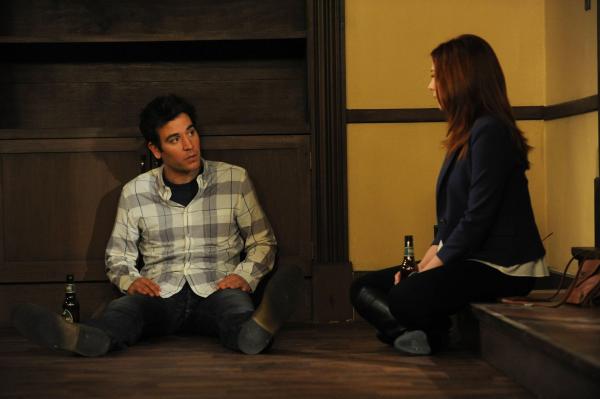 Bild 1 von 21: Während Marshall nach Minnesota fährt, um sich bei seiner Familie zu verabschieden, bevor er nach Rom zieht, zeigt Ted (Josh Radnor, l.) Lily (Alyson Hannigan, r.) sein Haus ...