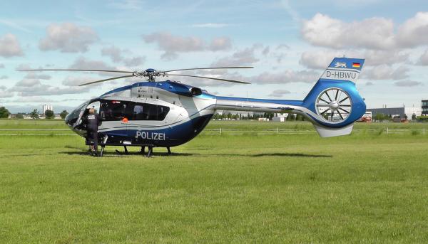Bild 1 von 3: Der Hubschrauber mit dem Anna Lena Dörr die Altrheinarme zwischen Speyer und Karlsruhe aus der Luft erkundet.