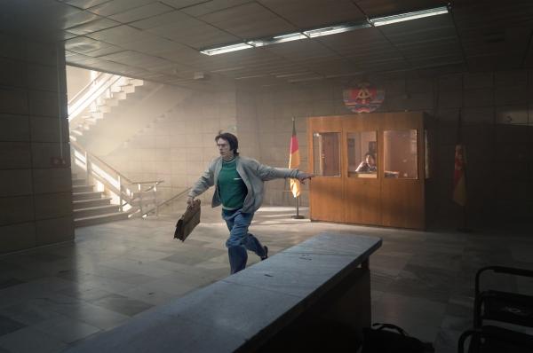 Bild 1 von 9: Gefangen im Dschungel der sozialistischen Bürokratie! Herr Scharnowski (Matthias Matschke) will einfach nur einen Antrag stellen. Zu viel für seine Nerven.