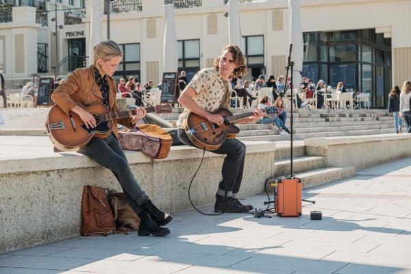 Bild 1 von 3: Ana (Lynn Van Royen, l.); Jan (Boris Van Severen, r.)