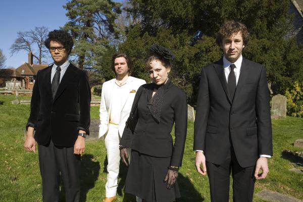 Bild 1 von 2: (v.l.n.r.) Maurice Moss (Richard Ayoade); Douglas Reynholm (Matt Berry); Jen Barber (Katherine Parkinson); Roy Trenneman (Chris O'Dowd)