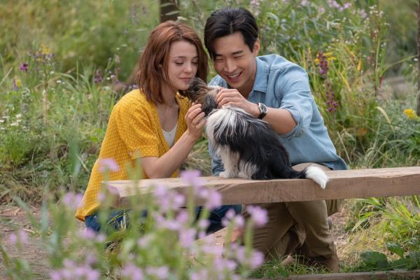 Bild 1 von 8: CJ (Kathryn Prescott, l.); Trent (Henry Lau, r.)
