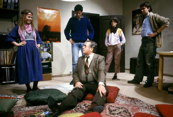 Bild 1 von 1: Im Bild (v.li.): Gabriele Schuchter (Lisi), Franz Josef Csencits (Georg), Alfred Böhm (Waldemar Herzog), Eva Lindner (Ruth), Michael Pand (Mischa).