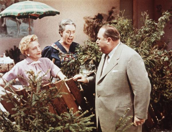 Bild 1 von 3: Ein als Kur getarnter Gefängnisaufenthalt sowie eine ebenso süße wie leichtsinnige Hausangestellte sorgen bei drei benachbarten Familien für Verwirrung und lösen einen nachbarlichen Kleinkrieg aus.