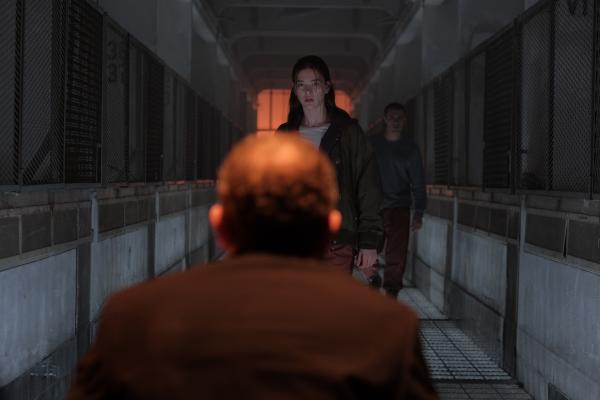 Bild 1 von 3: Der Outcast (Rod Hill, l.) übt eine unheimliche Macht auf Luce (Jessica Alexander, M.) aus - Daniel (Gijs Blom, r.) eilt ihr zu Hilfe.