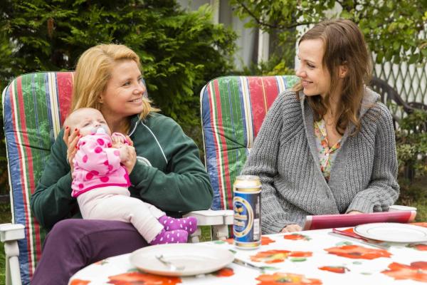 Bild 1 von 17: Am Morgen nach der Einweihungsparty erwacht Danni (Annette Frier, l.) neben Pit. Danni kann die Kommentare von Bea (Nadja Becker, r.) und Kurt nur schwer ertragen und flüchtet deshalb in die Einkaufspassage ...