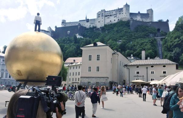 Bild 1 von 1: Das goldende Wahrzeichen Salzburgs - Sphaera von Stefan Balkenhol