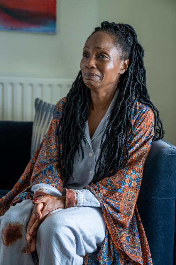 Bild 1 von 8: Lyn Cowie (Mina Andala) ist verzweifelt nach dem Mord an ihrem Mann.