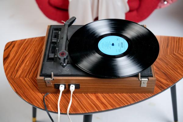 Bild 1 von 4: Ein Plattenspieler als Symbol für kulturelle Lenkung: Als der Rock 'n' Roll aus dem Westen Ostdeutschland erreichte, versuchte der Staat mit dem eigens entwickelten Tanz \