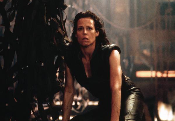 Bild 1 von 12: Als Ellen Ripley (Sigourney Weaver) unerwarteter Weise die Tests überlebt, muss sie sich entscheiden, zu welcher Spezies sie sich selbst zählt ..