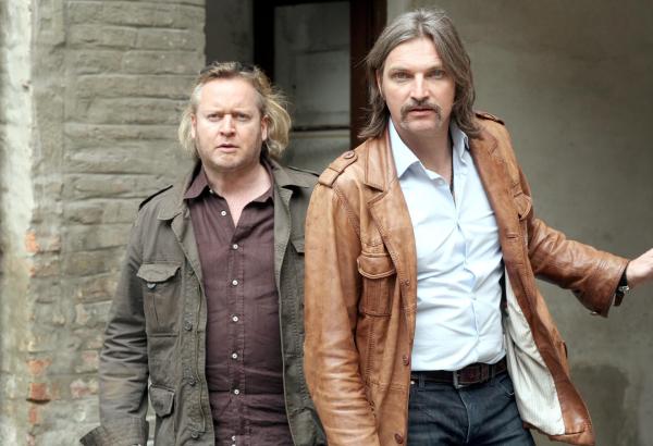 Bild 1 von 27: Im Bild (v.li.): Gregor Seberg (Helmuth Nowak), Stefan Jürgens (Carl Ribarski).