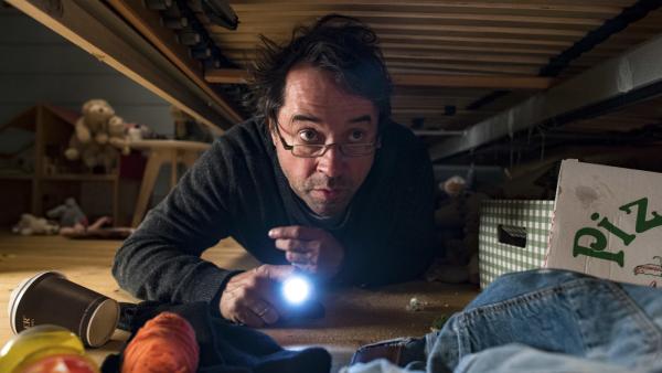 Bild 1 von 3: Hannes (Jan Josef Liefers) ist als Vater maßlos überfordert. Ob Geburtstagsparty, Handyvertrag oder Carlas erstes Mal: Hannes tritt in jedes Fettnäpfchen.