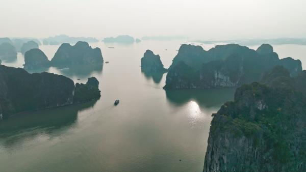 Bild 1 von 11: In der Halong-Bucht in Vietnam ragen fast 2.000 Felseninseln auf einem Gebiet von rund 1.500 Quadratkilometern aus dem Meer.