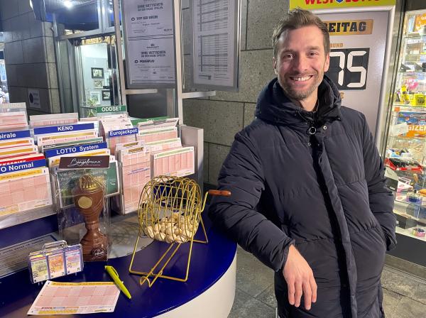 Bild 1 von 2: Rund 7,1 Millionen Bundesbürger spielen regelmäßig Lotto oder Toto. Auch Reporter Daniel Aßmann tippt in \