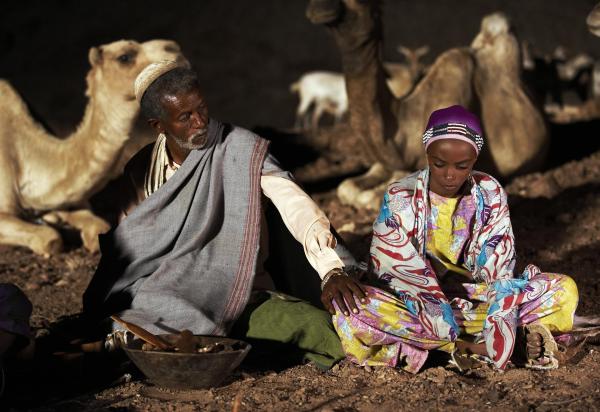 Bild 1 von 20: Im Bild: Fünf Kamele hat der alte Mann Waris? Vater gezahlt, um Waris zu seiner vierten Ehefrau zu machen.