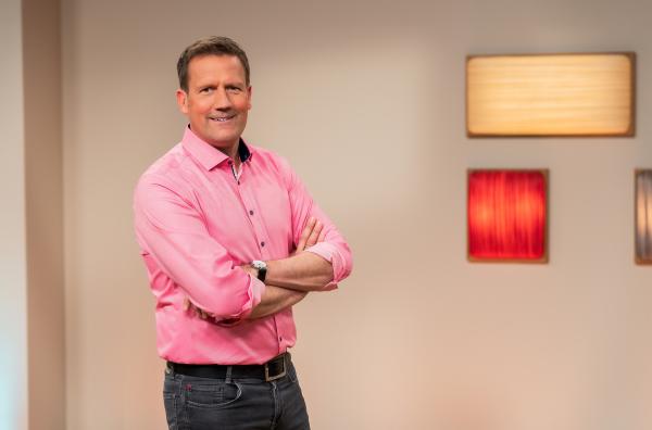 Bild 1 von 2: Das tägliche Servicemagazin des SWR Fernsehens bietet Wissenswertes aller Sparten.  Moderator Jens Hübschen präsentiert Gesundheitstipps, Rezepte, Ratschläge, Freizeitanregungen und Unterhaltung.
