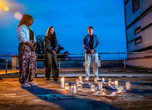 Bild 1 von 4: Joyce Kumi (Sarah Quarshie, l.), Kathrin Reisch (Maj-Britt Klenke, M.) und Daniel Aigner (Leon Blaschke), Mitglieder der Sprayer-Gruppe \