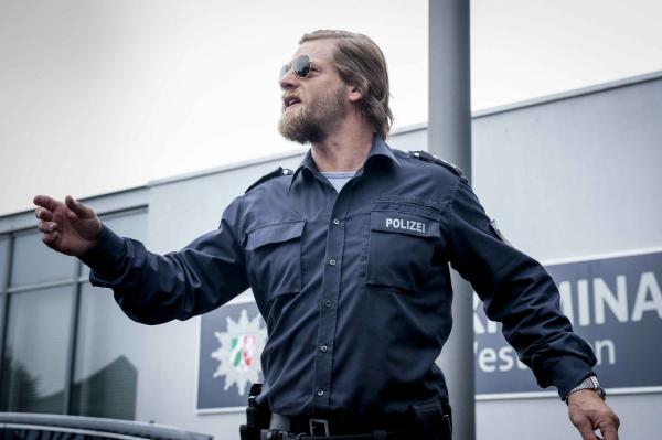 Bild 1 von 27: (5. Staffel) - Mick Brisgau (Henning Baum) wurde degradiert und muss wieder Streife fahren, während seine alten Weggefährten alle neue, erfolgreiche Jobs haben: Andreas ist beim LKA, Martin Ferchert ist in die Lokalpolitik abgewandert und Gerichtsmediziner Meisner hat sich mit einem eigenen Labor selbständig gemacht ...