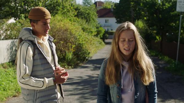 Bild 1 von 4: Tara (Maya Ystenes, rechts) hat Jonas (Christopher Nordlie, links) absichtlich in seiner Wohngegend abgepasst. Sie versucht, Jonas über die Party auszufragen.© ZDF/NRK Super - Honorarfreie Verwendung gemäß AGB im redaktionellen Zusammenhang mit genannter Sendung bei Nennung \