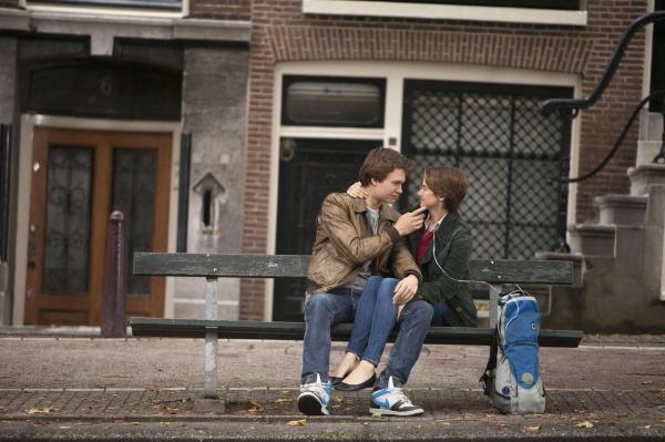 Bild 1 von 10: Die Krebspatienten Hazel (Shailene Woodley, r.) und Gus (Ansel Elgort, l.) begeben sich auf eine magische Reise nach Amsterdam, die einige Höhen und Tiefen mit sich bringt ...