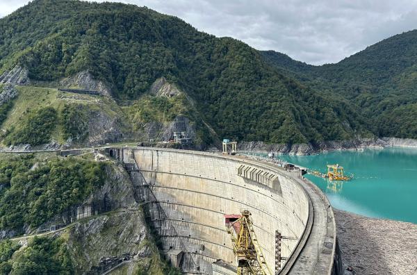 Bild 1 von 3: Die zu Sowjetzeiten gebaute Enguri-Bogenstaumauer im Nordwesten Georgiens, nahe der abtrünnigen Region Abchasien: 750 Meter breit, 271,5 Meter hoch ? eine der höchsten Bogenstaumauern der Welt und das größte Bauwerk im Kaukasus.