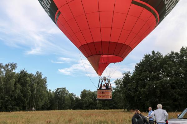 Bild 1 von 4: Es ist soweit: der Ballon hebt zusammen mit den Mädels ab. Der Wind wird sie über die Wiesen und Felder Brandenburgs treiben.