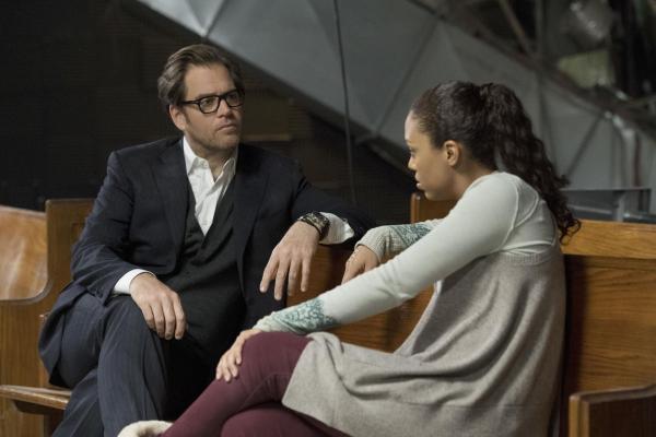 Bild 1 von 18: Laurel Guthrie fordert von Bull (Michael Weatherly, l.), dafür zu sorgen, dass der Fall ihres Mannes wieder aufgerollt wird, denn Danny (Jaime Lee Kirchner, r.) spielte bei der Verhaftung des Mannes eine zentrale Rolle: Danny war zu der Zeit noch beim FBI und half dabei, ihren Mann wegen Totschlag ins Gefängnis zu bringen. Etwa zu unrecht?