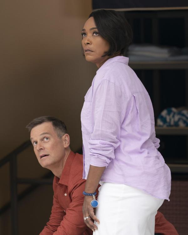Bild 1 von 9: Bobby Nash (Peter Krause, r.); Athena Grant (Angela Bassett, r.)