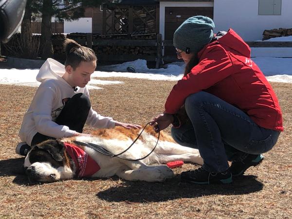 Bild 1 von 2: Claudia Müller im Sozialeinsatz bei Familie Heilmann in Saas Grund.