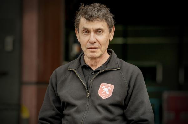 Bild 1 von 4: Pio (Mark Zak) hat seinen letzten Arbeitstag und wird in den Ruhestand verabschiedet.