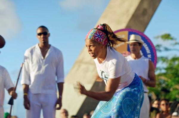 Bild 1 von 1: Capoeirista Bibinha bei der Capoeira-Weltmeisterschaft: Ursprünglich von Menschen verschiedener afrikanischer Länder als Kampfkunst entwickelt, bietet Capoeira heute Jugendlichen neue Perspektiven.