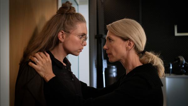 Bild 1 von 5: Marianne Kanther (Ursina Lardi, r.) versucht, ihrer Tochter Sonja Kanther (Sina Martens, l.) die Wahrheit zu sagen.