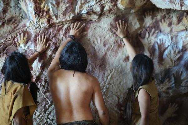Bild 1 von 4: In der Cueva de las Manos, der Höhle der Hände, in Süd-Argentinien wurden neben anderen Malereien unzählige Handabdrücke von Menschen gefunden. Diese Höhlenmalerei wird auf 7000 bis 1000 vor Christus datiert.