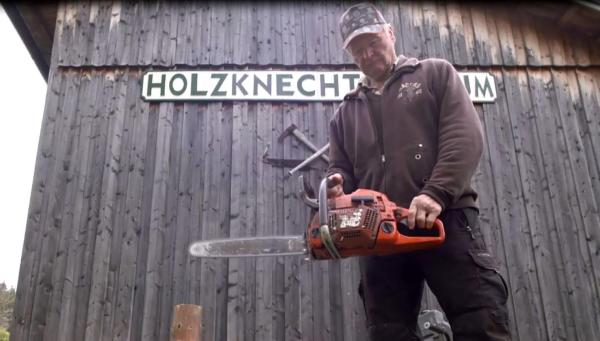 Bild 1 von 6: Im Bild: Nur der Beruf des Holzknechtes ist im Aussterben. Entsprechend traditionell ist hier auch der Zusammenhalt unter den Menschen.