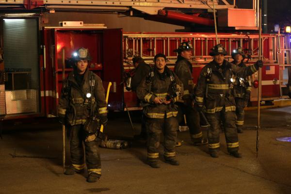 Bild 1 von 4: (l-r) Jesse Spencer as Matthew Casey, Yuri Sardarov as Otis, Joe Minoso as Joe Cruz, David Eigenberg as Christopher Herrmann -- (Photo by: Elizabeth Morris/NBC)