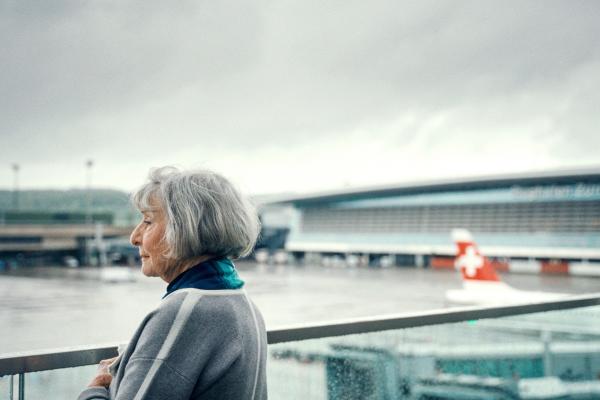 Bild 1 von 2: Die ehemalige Stewardess, Beta Steinegger am Flughafen Zürich, 2024.