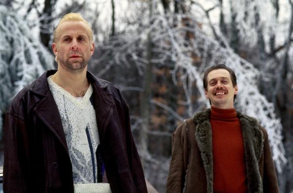 Bild 1 von 9: Die Ganoven Gaear Grimsrud (Peter Stormare, li.) und Carl Showalter (Steve Buscemi, re.) werden mit einer Entführung beauftragt, die jedoch völlig aus dem Ruder läuft.